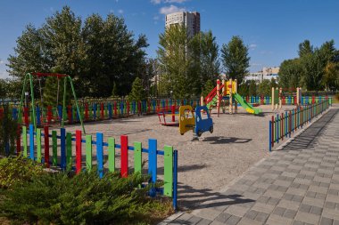 Çocuk parkında koronavirüs salgını sırasında boş oyun parkı. Güneşli bir gün. Covid-19 tecrit. Güneşli bir gün.