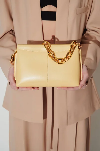 노란색 가방을 목걸이를 아름다운 베이지 클로즈업 컨셉트 로고나 광고를 — 스톡 사진