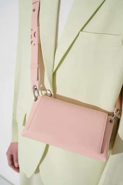 재킷을 분홍색 핸드백을 멋지게 현대의 사업가 — 스톡 사진