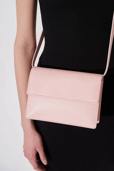 드레스를 분홍색 핸드백을 로고를 클로즈업 — 스톡 사진