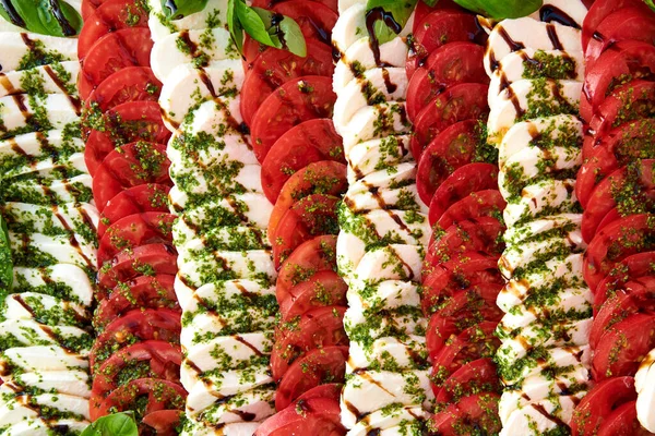 Caprese Salade Achtergrond Veel Gesneden Tomaten Mozzarella Kaas Bedekt Met — Stockfoto