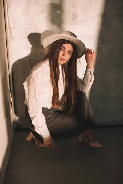 Uma Menina Bonita Com Cabelos Longos Uma Blusa Branca Chapéu — Fotografia de Stock