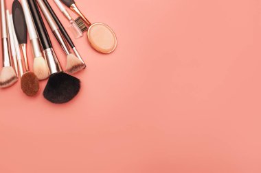 Mercan zemininde profesyonel makyaj fırçaları. Boşluğu kopyala. 