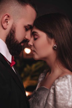 Şenlik kıyafetleri içindeki bir çift Sevgililer Günü 'nde birbirlerine karşı hassas duygular besliyorlar. Yüzleri kapat.