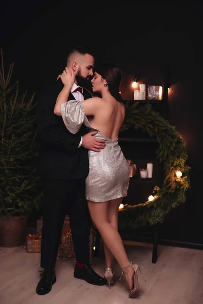 Noel süslemeleri olan bir odada birbirine aşık güzel bir çift. Aşk, ilişkiler, duygular.