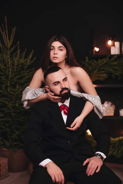 Belo Casal Apaixonado Quarto Com Decorações Natal Amor Relacionamentos Sentimentos — Fotografia de Stock