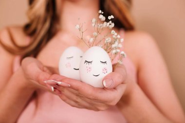 İki şirin Paskalya yumurtası ve ellerinde boyalı bir kız. Paskalya 2021.