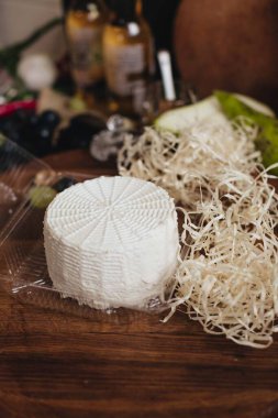 Mutfaktaki tahtanın üzerinde Ricotta peyniri..