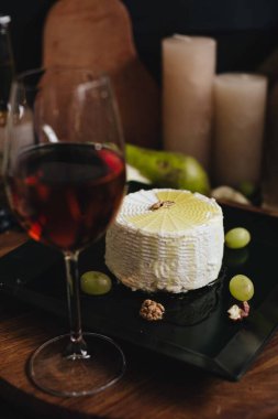 Siyah tabakta zeytinyağlı Ricotta peyniri üzümlü, mutfak masasında ceviz..