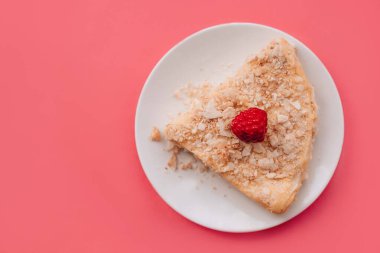 Napolyon 'un ahududulu keki. Pembe arka planda beyaz bir tabakta puf böreği dilimi. Kapatın. Boşluğu kopyala. 