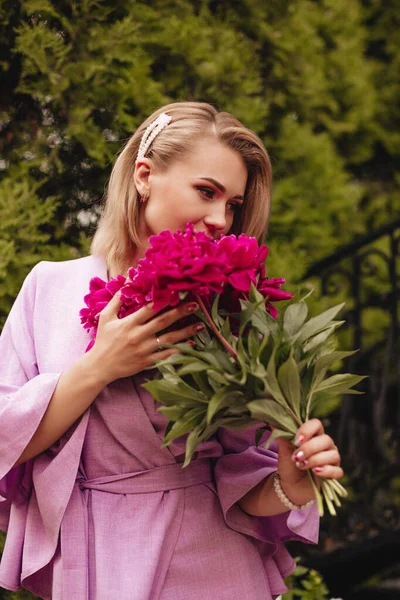 Una Bella Giovane Donna Abito Lino Rosa Tiene Peonie Rosa — Foto Stock