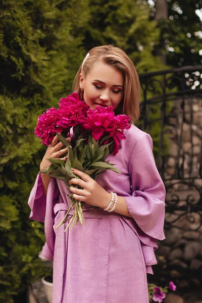 Beautiful Young Woman Pink Linen Dress Holds Pink Peonies Hands — Stock Photo, Image