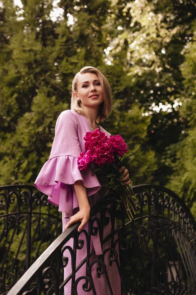 Sul Ponte Erge Una Bella Giovane Donna Vestita Lino Rosa — Foto Stock