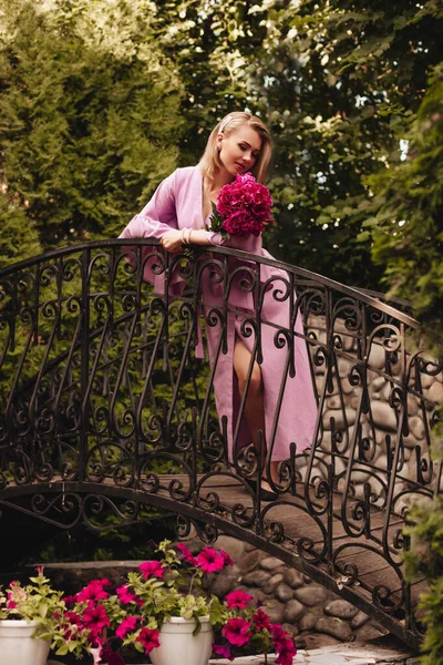 Sul Ponte Erge Una Bella Giovane Donna Vestita Lino Rosa — Foto Stock