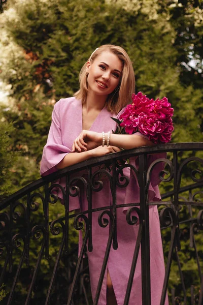 Sul Ponte Erge Una Bella Giovane Donna Vestita Lino Rosa — Foto Stock