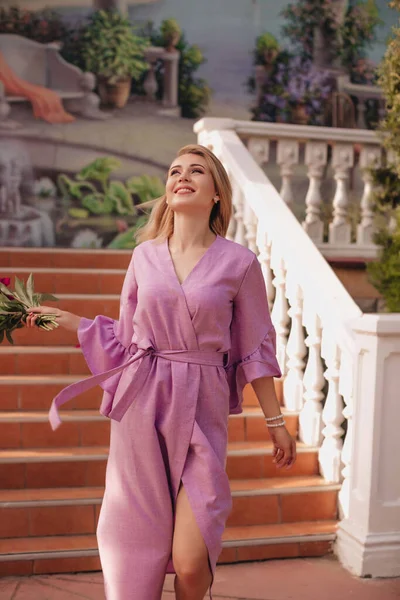Fille Souriante Heureuse Dans Une Robe Violette Élégante Avec Bouquet — Photo