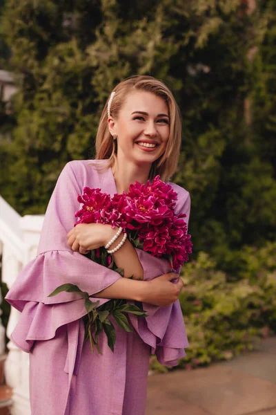 Felice Ragazza Sorridente Elegante Vestito Viola Estate Con Mazzo Peonie — Foto Stock