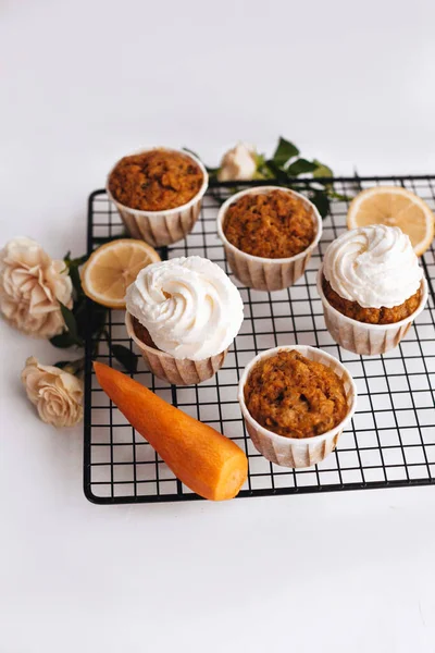 Carrot Cupcakes Carrot Muffins Black Metal Lattice Carrots Flowers White — Stock Photo, Image