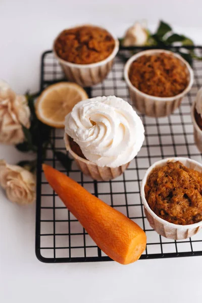 Carrot Cupcakes Cream Black Metal Wire Rack White Background Sweet — Stock Photo, Image