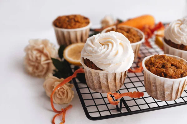 Carrot Cupcakes Cream Black Metal Wire Rack White Background Sweet — Stock Photo, Image