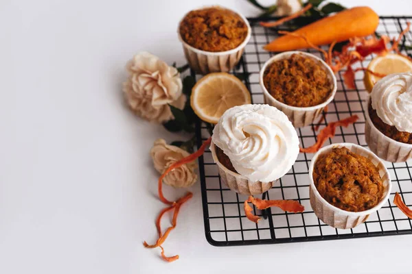 Carrot Cupcakes Cream Black Metal Wire Rack White Background Sweet — Stock Photo, Image