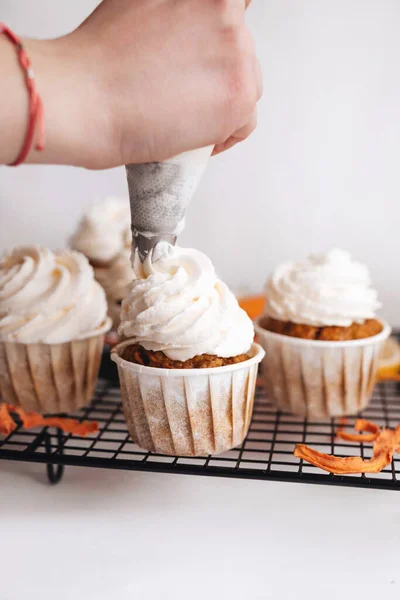 Woman Hand Decorates Carrot Cupcakes Vanilla Cream Carrot Cupcakes Metal — Stock Photo, Image