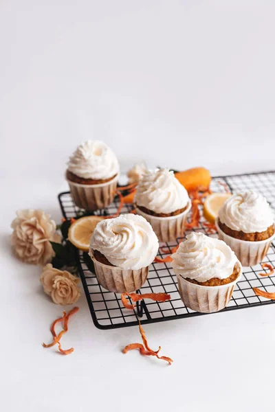 Carrot Cupcakes Cream Black Metal Wire Rack White Background Sweet — Stock Photo, Image