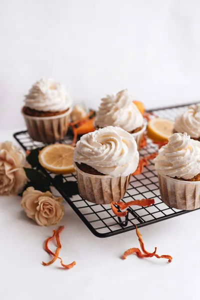 Carrot Cupcakes Cream Black Metal Wire Rack White Background Sweet — Stock Photo, Image