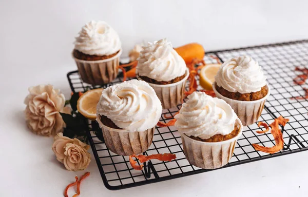 Carrot Cupcakes Cream Black Metal Wire Rack White Background Sweet — Stock Photo, Image