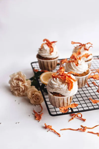 Carrot Cupcakes Cream Black Metal Wire Rack White Background Sweet — Stock Photo, Image