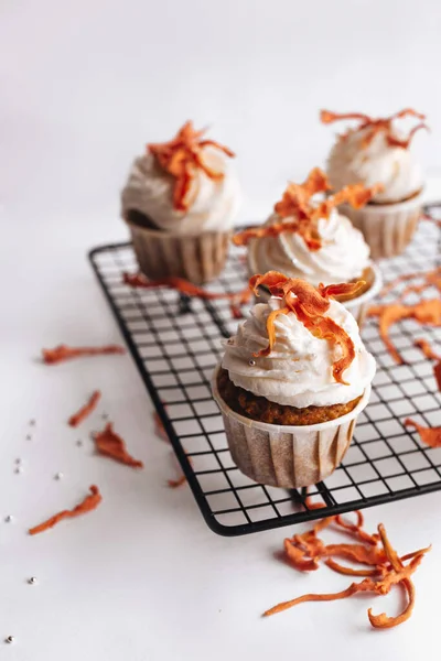 Carrot Cupcakes Carrot Muffins Black Metal Lattice Carrots Flowers White — Stock Photo, Image