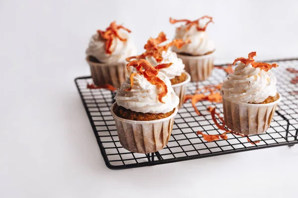 Carrot Cupcakes Cream Black Metal Wire Rack White Background Sweet — Stock Photo, Image