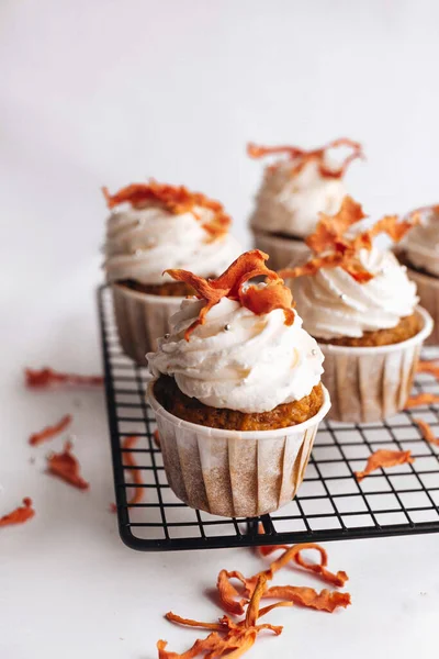 Carrot Cupcakes Cream Black Metal Wire Rack White Background Sweet — Stock Photo, Image