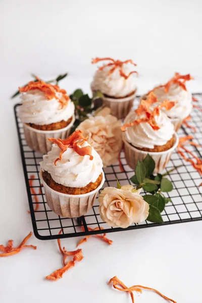 Carrot Cupcakes Cream Black Metal Wire Rack White Background Sweet — Stock Photo, Image