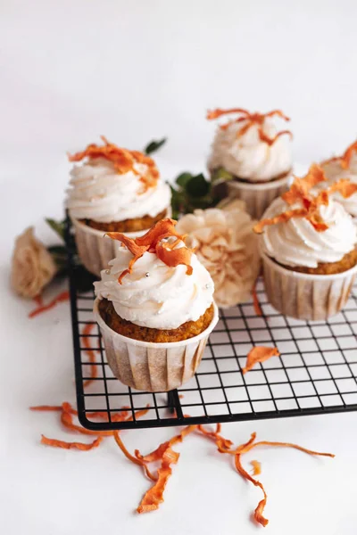 Carrot Cupcakes Cream Black Metal Wire Rack White Background Sweet — Stock Photo, Image