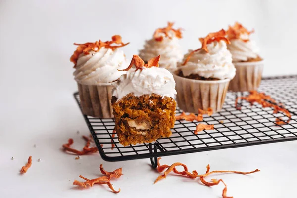 Carrot Cupcakes Metal Grill White Background Cutaway Carrot Cupcake — Stock Photo, Image