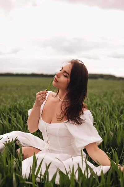 Красива Брюнетка Білій Сукні Сидить Зеленому Пшеничному Полі Стильна Дівчина — стокове фото