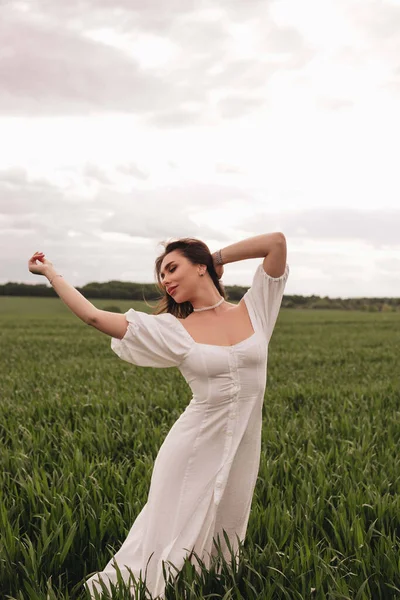 Piękna Brunetka Dziewczyna Białej Sukni Lnianej Tańczy Zielonym Polu Pszenicy — Zdjęcie stockowe