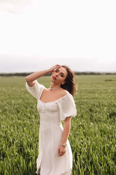 Una Hermosa Chica Morena Vestido Lino Blanco Está Bailando Campo —  Fotos de Stock