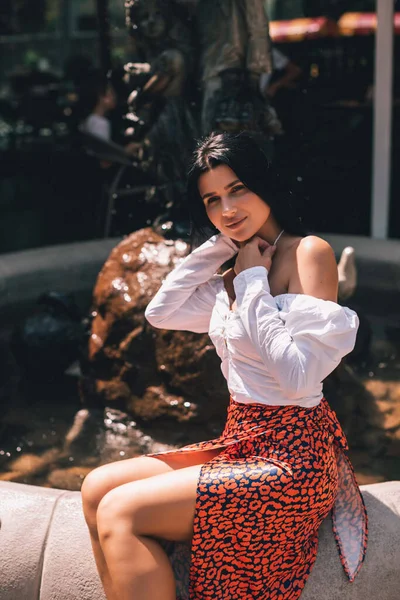 Uma Menina Sorridente Alegre Roupas Elegantes Está Descansando Perto Uma — Fotografia de Stock