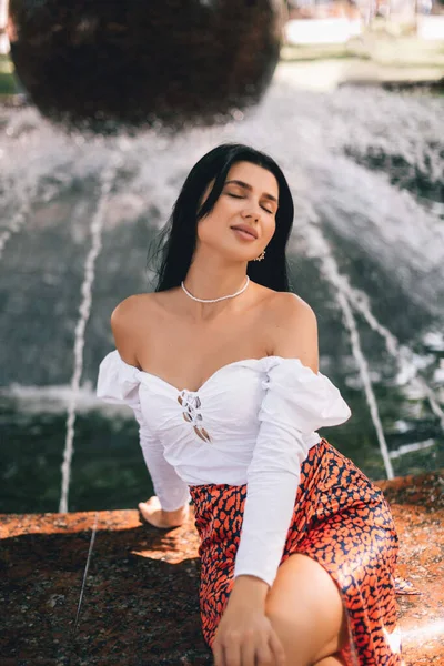 Uma Menina Sorridente Alegre Roupas Elegantes Está Descansando Perto Uma — Fotografia de Stock