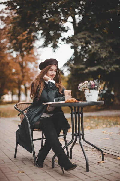 Une Belle Fille Imperméable Béret Noir Boit Café Une Table — Photo