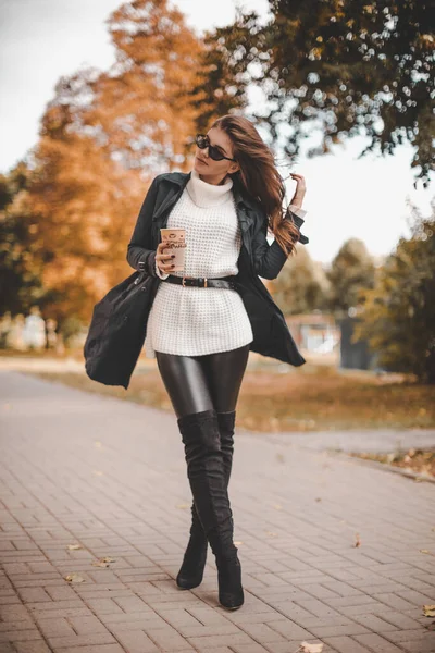 Une Fille Élégante Dans Pull Blanc Imperméable Tient Sur Une — Photo