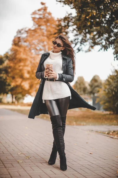 Une Fille Élégante Dans Pull Blanc Imperméable Tient Sur Une — Photo