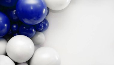 Temiz beyaz arka planda mavi ve beyaz balon çelengi, kutlama, parti ve etkinlik tasarımı için ideal dekoratif zemin.