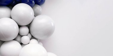 Temiz beyaz arka planda mavi ve beyaz balon çelengi, kutlama, parti ve etkinlik tasarımı için ideal dekoratif zemin.