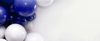 Temiz beyaz arka planda mavi ve beyaz balon çelengi, kutlama, parti ve etkinlik tasarımı için ideal dekoratif zemin.
