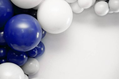Sağında temiz negatif alan olan mavi, beyaz ve gümüş tonlarda modern balon duvarı. Markalaşma, kutlamalar, planlar ve tasarım modelleri için minimal şenlik arka planı mükemmeldir..