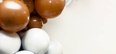 Bej ve gri tonlarda minimalist balon dekorasyonu, pürüzsüz parlak yüzeyler ve temiz beyaz arka plan. Metin ya da tasarım ögeleri için mükemmel geniş düzen.