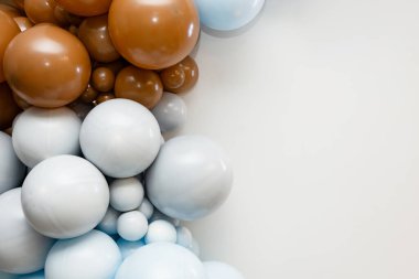 Bej ve gri tonlarda minimalist balon dekorasyonu, pürüzsüz parlak yüzeyler ve temiz beyaz arka plan. Metin ya da tasarım ögeleri için mükemmel geniş düzen.